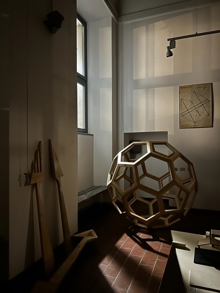 Foto di alcune strutture il legno costruite dagli studenti